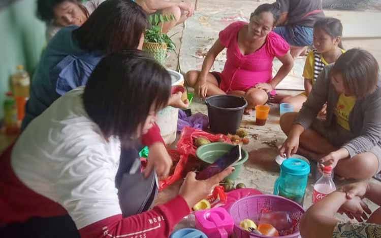 Komunitas Binaan JPIC di Desa Tangkan Belajar Bikin Eco Enzyme dan Kompos