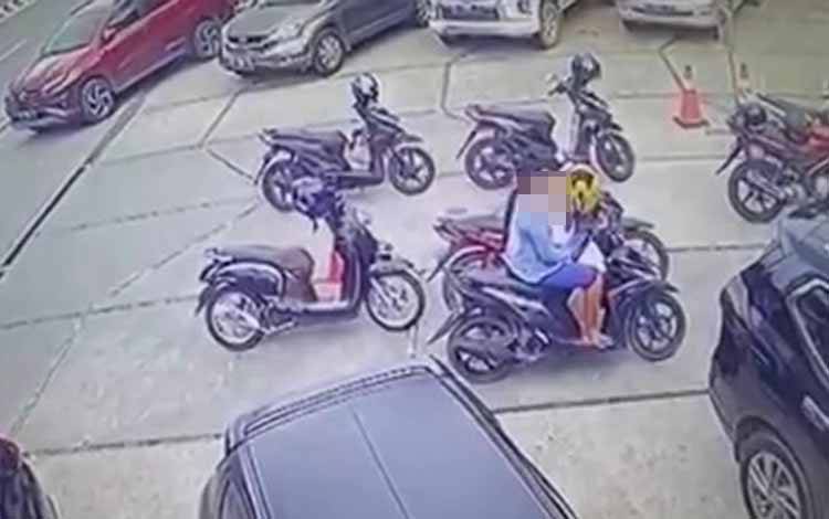 VIDEO: Emak-Emak di Pangkalan Bun Curi Belanjaan Tergantung di Motor