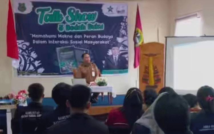 Kepala Disarpustaka Kapuas Bedah Buku ke-7 Karyanya