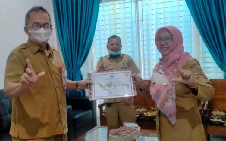 SMPN 1 Arsel Terima Sertifikat Akreditasi Terkait Pengelolaan Perpustakaan