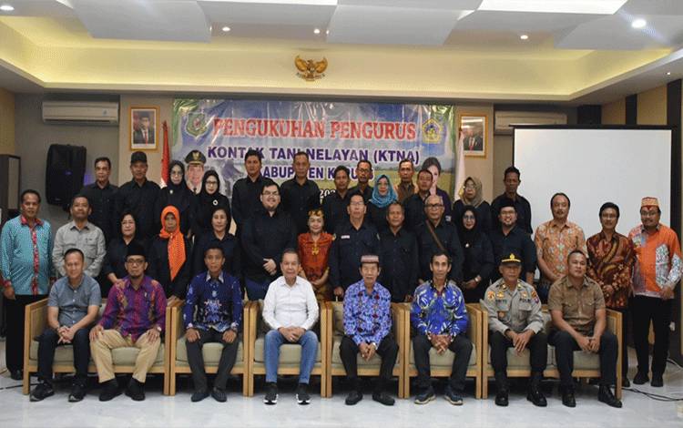 Ini Harapan Bupati Kepada Pengurus KTNA Kapuas yang Baru Dikukuhkan