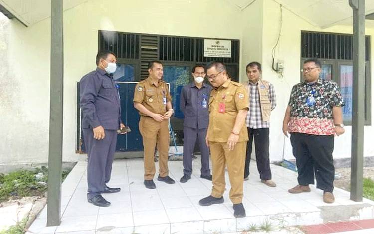 Plt Kadisdik Provinsi Kalteng saat mengunjungi sebuah sekolah di Palangka Raya, Kamis, 2 Februari 2023.(FOTO: TESTI PRISCILLA)