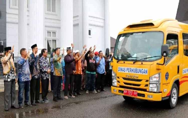 Sekda Barito Utara bersama asisten II dan kepala perangkat daerah saat melepas dan memberangkatkan 114 jamaah yang akan berangkat umroh ke Tanah Suci Mekkah, Arab Saudi dengan dana dari Bupati Barito Utara, di rumah jabatan bupati, Kamis 2 Februari 2023. (foto: Dhani)