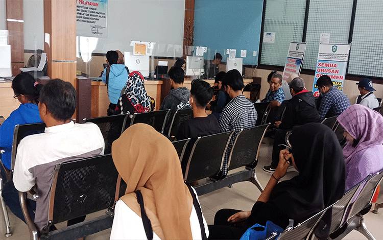 Masyarakat mengantrf?untuk mendapatkan E-KTP di kantor Dinas Kependudukan dan Catatan Sipil (Disdukcapil), Jalan HM Arsyad (FOTO: DEWIP)?
