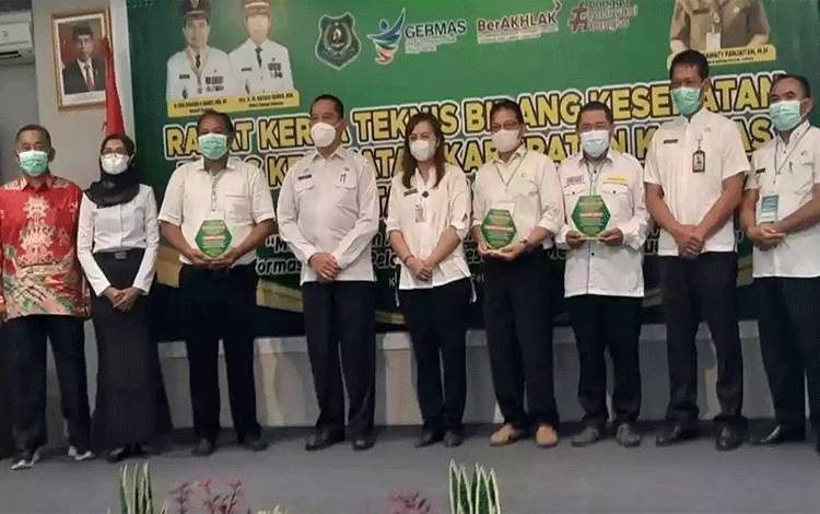 Dinkes Kapuas Beri Penghargaan 3 Puskesmas Kinerja Terbaik