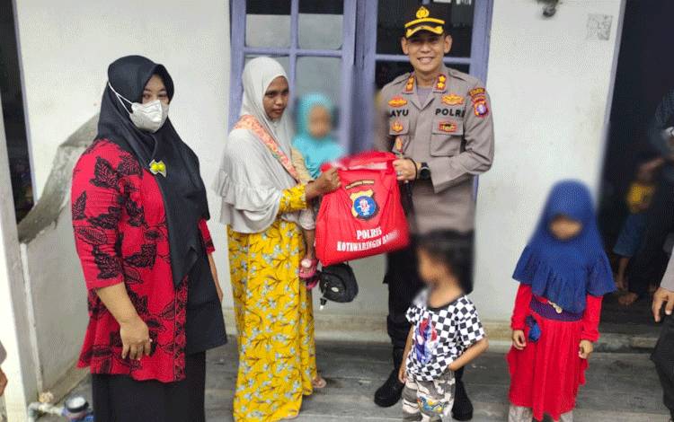 Kapolres Kobar Serahkan Bantuan Bagi Balita Penderita Stunting di Kelurahan Baru