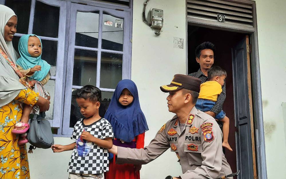 Peduli Anak Alami Stunting, Kapolres Kobar Beri Santunan