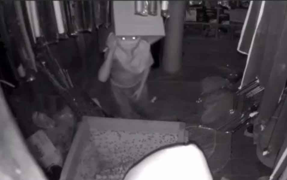 Tangkapan layar kamera CCTV saat pelaku membobol toko pancing di Kelurahan Baru.