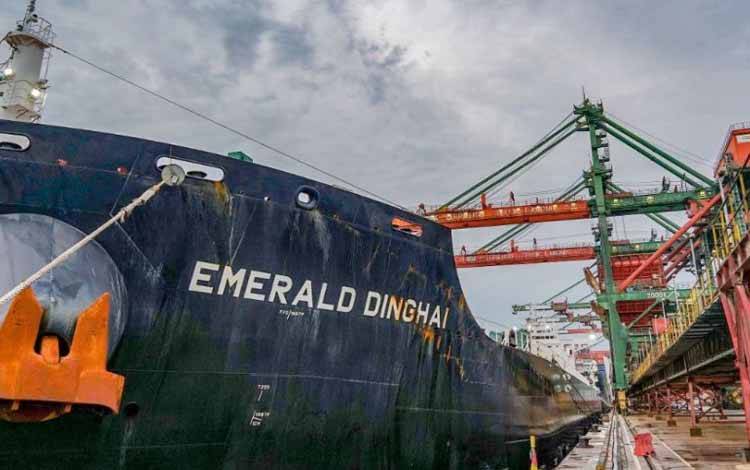 Kapal curah kering berbobot mati 85.527 ton, MV Emerald Dinghai yang bersandar di dermaga Terminal Teluk Lamong (TTL). ANTARA/HO-Terminal Teluk Lamong