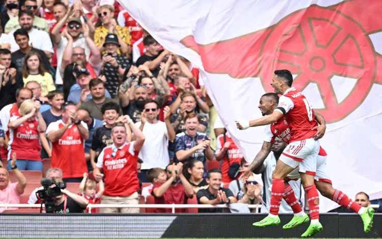 Foto arsip - Pemain Arsenal' Gabriel Jesus (belakang) dan Gabriel Martinelli yang sama-sama dari Brazil melakukan selebrasi setelah mencetak gol dalam pertandingan persahabatan melawan Sevilla di Emirates Stadium London 30 Juli 2022. (ANTARA/AFP/JUSTIN TALLIS)
