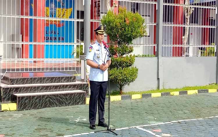 Kepala Lapas Kelas II B Pangkalan Bun Doni Handriansyah saat memberikan arahan kepada Jajarannya (Istimewa)