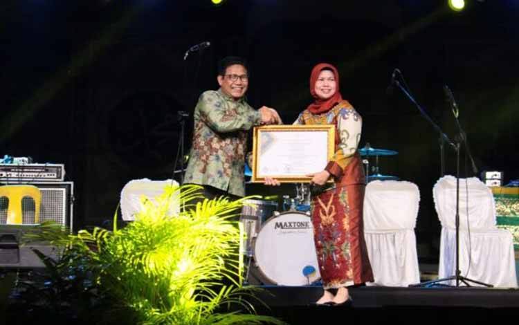 Pj Bupati Barito Selatan, Lisda Arriyana saat menerima penghargaan?dari Menteri Desa PDTT-RI?(Ist)