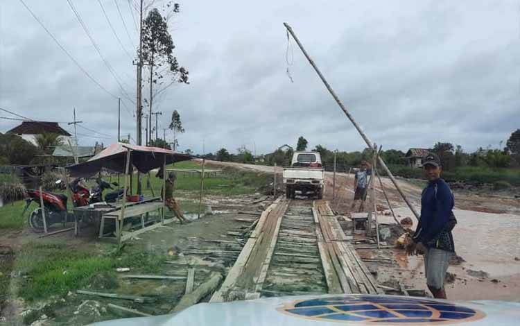Haul Kyai Gede, Kendaraan Roda 6 Dilarang Melintas Jalan Pangkalan Bun Kolam. Ini Jamnya