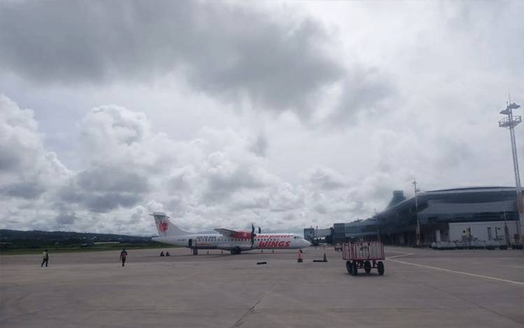 Satu unit pesawat Wings Air diparkir di Apron Bandara El tari Kupang. ANTARA/Kornelis Kaha.