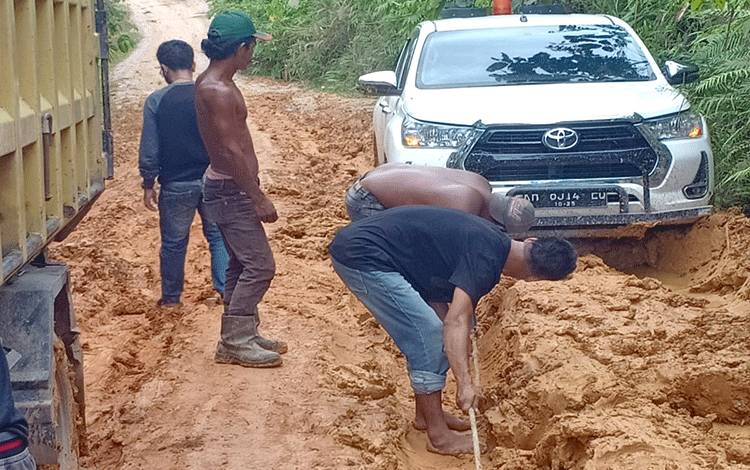 Kondisi jalan menuju Desa Liju, Kecamatan Teweh Timur. (Foto: Dhani)