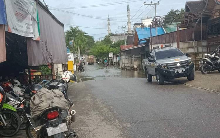 Kondisi jalan Imam Bonjol, Muara Teweh yang terendam banjir, Sabtu 4 Februari 2023. (Foto: Dhani)