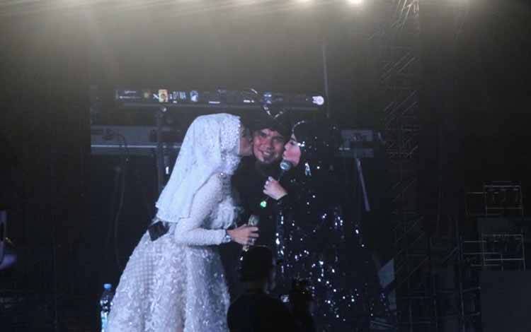 Elvy Sukaesih Duet Bareng Mulan dan Cium Ahmad Dhani di Konser Dewa 19