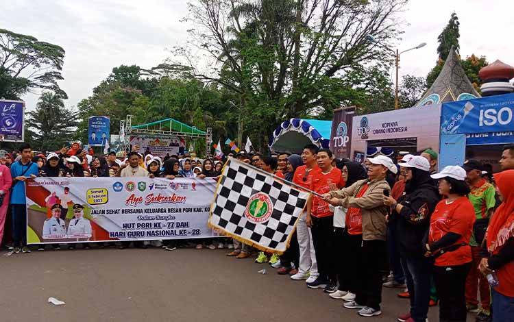 Bupati Kotim Mengikuti Jalan Sehat HUT ke-77 PGRI