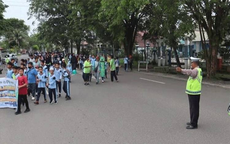 Satlantas Polres Kapuas Kawal Jalan Sehat YIS Al-Amin Kapuas