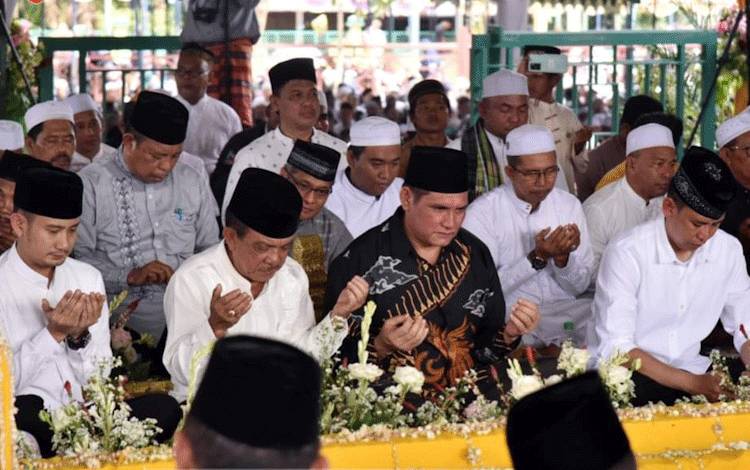 Ribuan Jemaah Padati Makam Kiai Gede, Pj Bupati Kobar Minta Masyarakat Ambil Teladan Ulama Tersebut