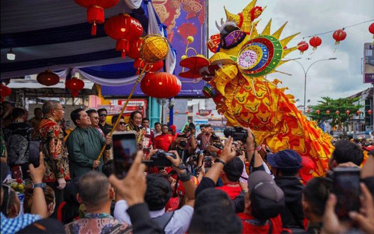 Erick Thohir Memainkan Mustika Naga Cap Go Meh di Kota Pontianak