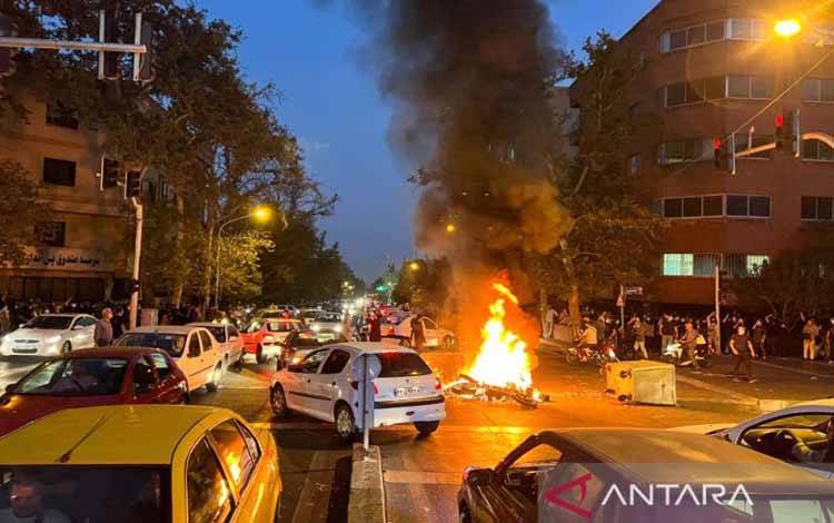 Arsip - Sebuah sepeda motor polisi terbakar saat protes atas kematian Mahsa Amini, seorang wanita yang meninggal setelah ditangkap oleh "polisi susila", di Teheran, Iran, 19 September 2022. (ANTARA/WANA via REUTERS/as)