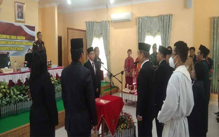 Bupati Katingan Sakariyas melantik pejabat setingkat eselon III di Aula BKPSDM, Senin, 6 Februari 2023.