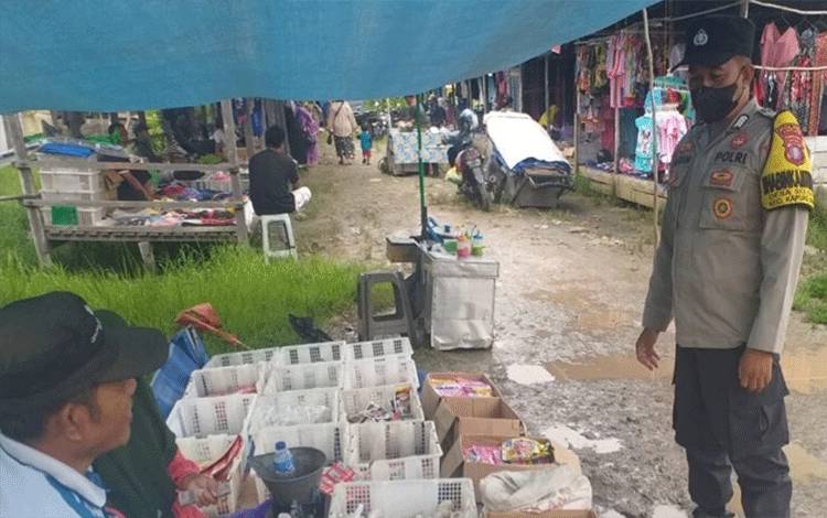 Personel Polsek Kapuas Barat saat patroli ke pasar tradisional, Senin, 6 Februari 2023. (FOTO: IST)