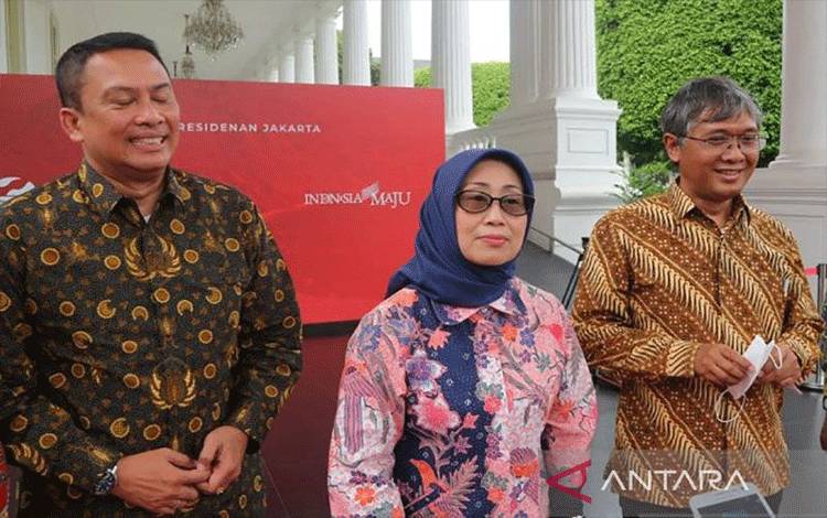 Ketua Dewan Pers Ninik Rahayu (dua kiri) beserta anggota Dewan Pers usai bertemu Presiden Joko Widodo di Istana Kepresidenan, Jakarta, Senin (6/2/2023). (ANTARA/Rangga Pandu Asmara Jingga) (ANTARA/Rangga Pandu Asmara Jingg)
