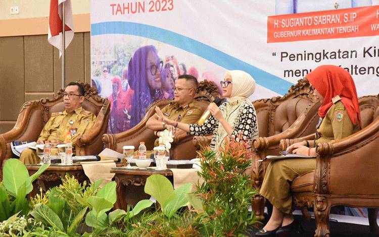 Ketua Tim Penggerak Pemberdayaan dan Kesejahteraan Keluarga (TP-PKK) Provinsi Kalteng Ivo Sugianto Sabran saat mengisi kegiatan Rakor Pokjanal Posyandu Tingkat Provinsi Kalteng di Best Western Hotel Palangka Raya, Selasa, 7 Februari 2023. (FOTO: IST)
