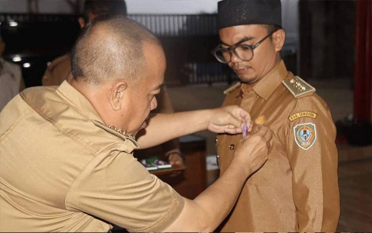 Bupati Seruyan, Yulhaidir menyematkan Lencana Desa Mandiri dari Kementrian Desa Pembangunan Daerah Tertinggal dan Transmigrasi, Kepada Kepala Desa Terawan Wahyudinor, Selasa, 7 Februari 2023. (Foto : Ist)