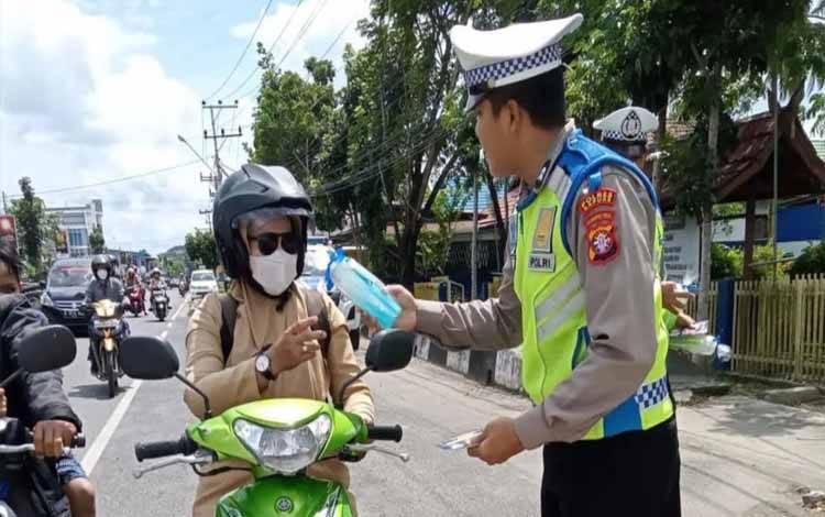 Operasi Keselamatan Telabang 2023, Satlantas Polres Kapuas Beri Reward ke Pengendara Tertib Lalu Lintas