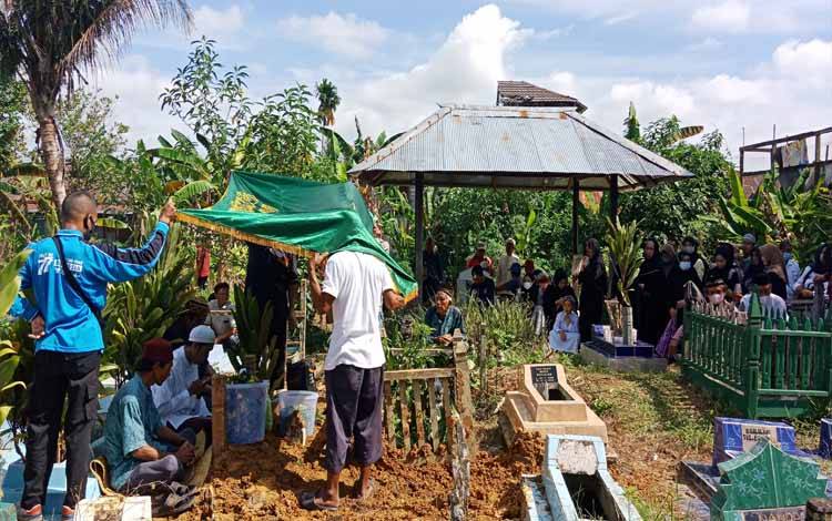 Suasana Haru Pemakaman Mantan Ketua DPRD Kotim 2004-2009 Zulkansyah
