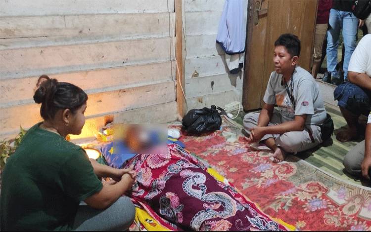 Jenazah korban yang ditemukan meninggal dunia di kebu kelapa sawit diterima oleh pihak keluarga korban. (FOTO: IST)