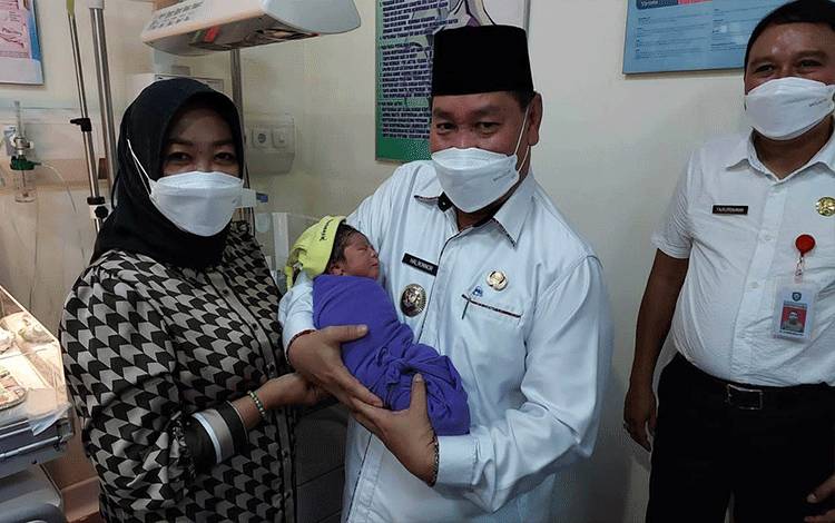 Bupati Kotawaringin Timur (Kotim) Halikinnor mengunjungi cucu kedua di Ruang Perinatologi RSUD dokter Murjani, Rabu, 8 Februari 2023.?
