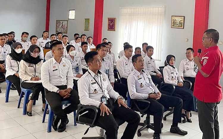 Kadiv Pemasyarakatan Kanwil Kemenkumham Beri Arahan Pegawai Rutan Tamiang Layang