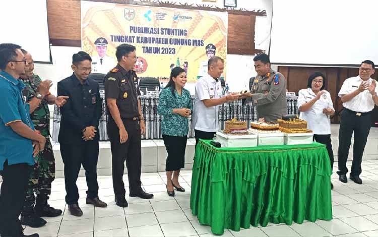 Bupati Gunung Mas Beri Kejutan Ulang Tahun untuk Kapolres