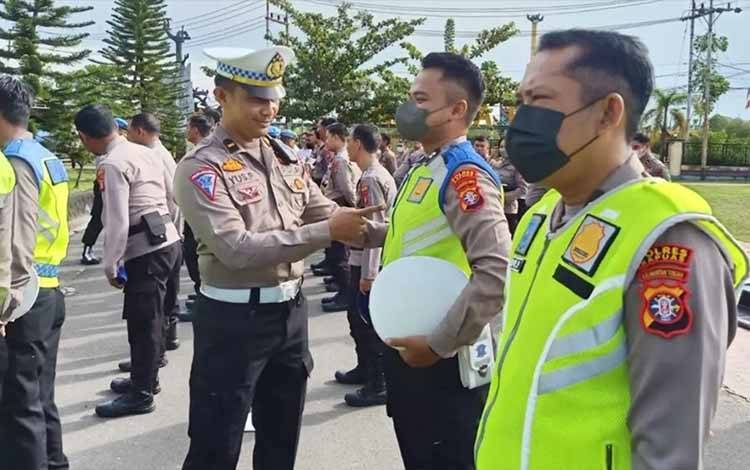 Polres Kapuas Cek Sikap Tampang dan Kelengkapan Personel Jalankan Operasi Keselamatan Telabang