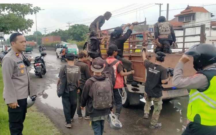 Polisi Hadang Suporter Persebaya Tetap Datang ke Semarang