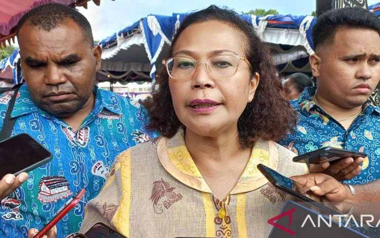 Perwakilan BP3OKP Papua Barat Irene Manibuy saat ditemui sejumlah awak media di Manokwari, Rabu. (ANTARA/Fransiskus Salu Weking)