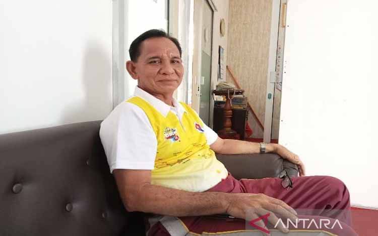 Ketua KONI Kota Palangka Raya, Karuhei TN Asang saat disambangi di kantornya, Rabu (8/2/2023). ANTARA/Adi Wibowo