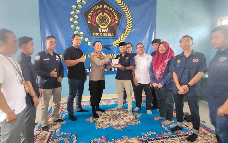 Momen Hari Pers Nasional, Berbagai Instansi Sambangi PWI Kobar