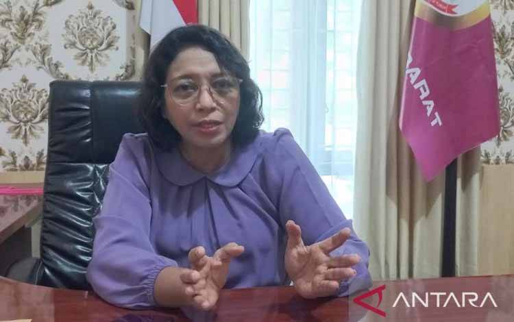 Ketua PGGP Papua Barat Pendeta Sherly Parinussa saat diwawancara ANTARA di Manokwari, Kamis (9/2/2023). (ANTARA/Fransiskus Salu Weking)