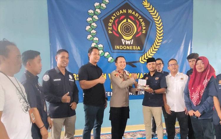 Peringatan HPN 2023, Polres Kobar Beri Kejutan ke PWI