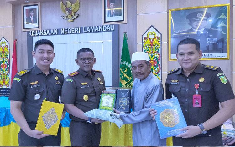 Kejari Lamandau Bantu Ratusan Al Quran untuk Mualaf