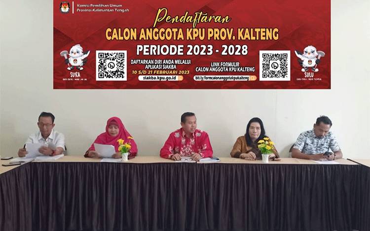 Ketua Panitia Seleksi Calon KPU Kalteng, Darmae Nasir bersama anggotanya saat konferensi pers terkait pembukaan pendaftaran calon Anggota KPU Kalteng di Asrama Haji Palangka Raya, Jumat 10 Februari 2023. (FOTO: IST)