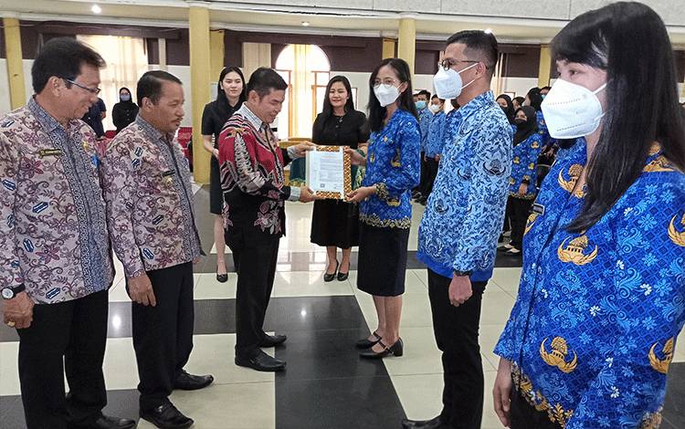 Bupati Barito Timur Serahkan SK Pengangkatan 141 PNS