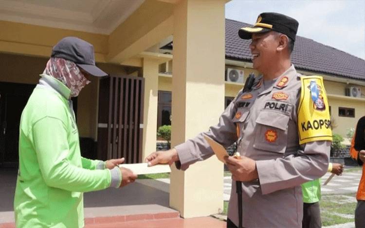 Kapolres Kapuas Berbagi Tali Asih Melalui Program Seribu Rupiah Sehari