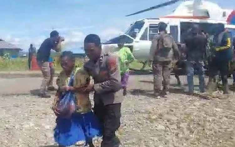 Aparat Gabungan TNI-Pori Evakuasi Warga Paro Akibat Intimidasi KKB