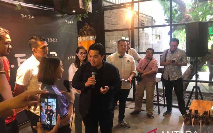 Calon Ketua Umum PSSI Erick Thohir saat diskusi soal kesejahteraan wasit dalam pertemuan komunitas B.E.D.A di Denpasar, Bali, Sabtu (11/2/2023). ANTARA/Ni Putu Putri Muliantari